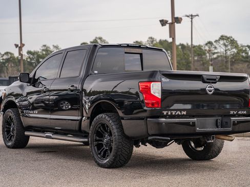 Used 2018 Nissan Titan SV w/ SV Convenience Package image 5