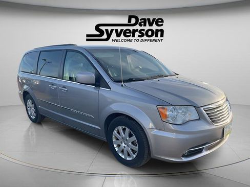 Used 2016 Chrysler Town & Country Touring image 3