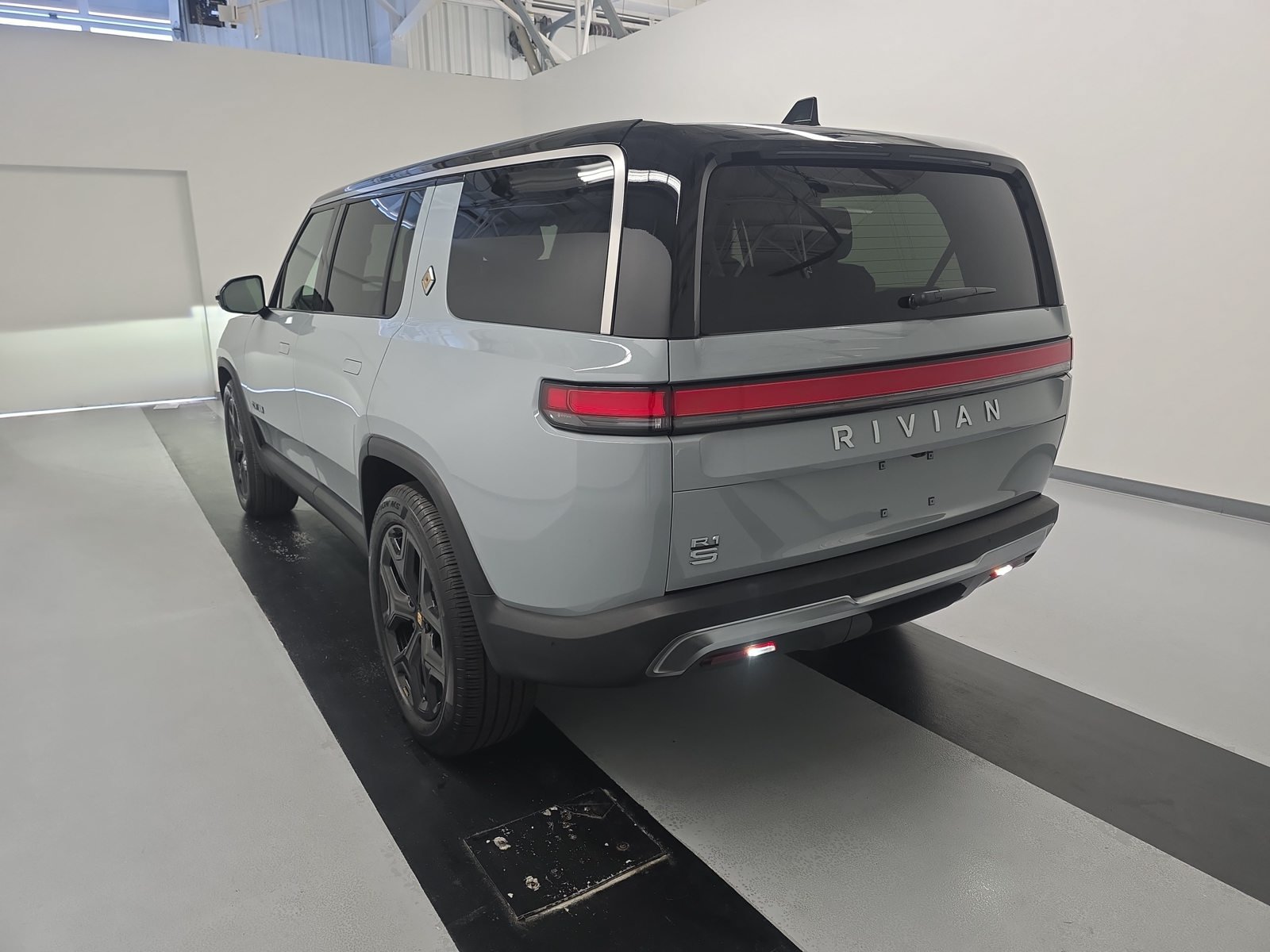 Used 2025 Rivian R1S Adventure Dual AWD/4WD image 2