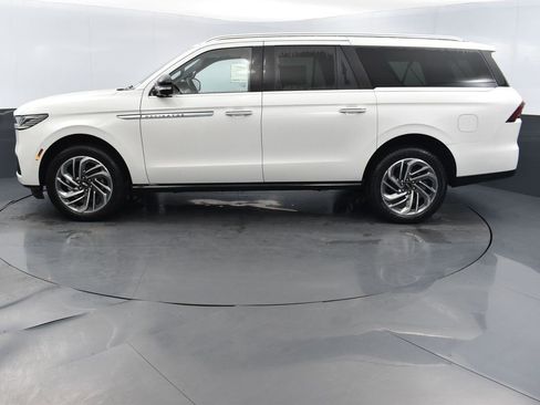 New 2025 Lincoln Navigator L Reserve image 2
