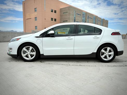 Used 2014 Chevrolet Volt FWD image 1