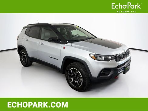 Used 2025 Jeep Compass Trailhawk AWD/4WD image 1