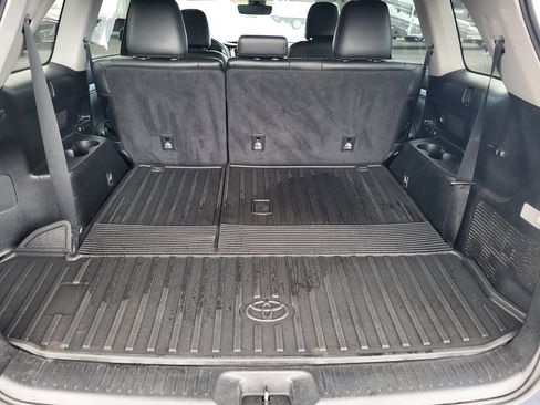 Used 2017 Toyota Highlander XLE image 18