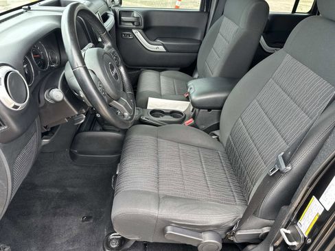 Used 2012 Jeep Wrangler Unlimited Sahara w/ Connectivity Group AWD/4WD image 18
