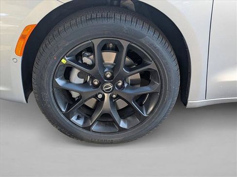 New 2026 Chrysler Pacifica Limited w/ S Appearance Package AWD/4WD image 10