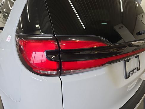 Certified 2024 Chrysler Pacifica Touring-L FWD image 36