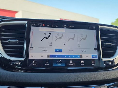 Used 2024 Chrysler Pacifica Touring-L image 22