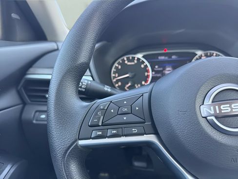 Used 2025 Nissan Altima 2.5 SV FWD image 15
