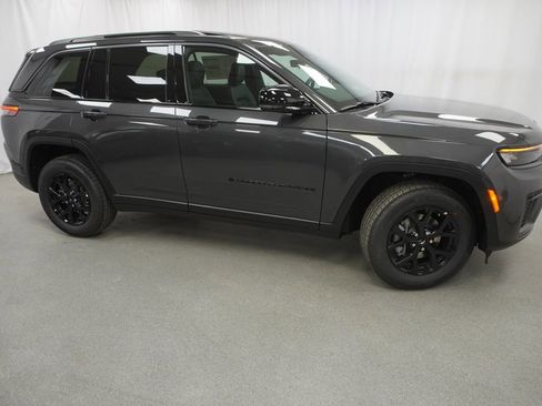 New 2026 Jeep Grand Cherokee Altitude AWD/4WD image 9