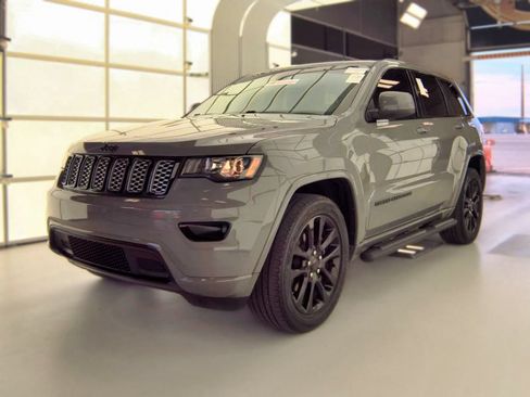 Used 2020 Jeep Grand Cherokee Altitude AWD/4WD image 2