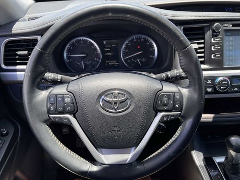 Used 2017 Toyota Highlander XLE FWD image 11