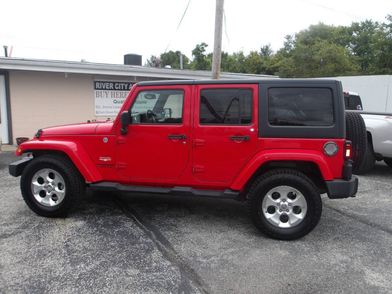 Used 2015 Jeep Wrangler Unlimited Sahara w/ Connectivity Group AWD/4WD image 3