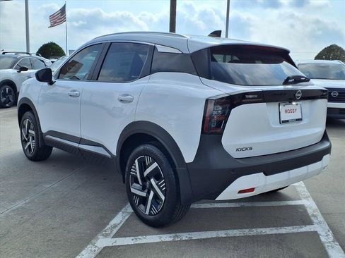 New 2025 Nissan Versa SV w/ Trunk Package image 2