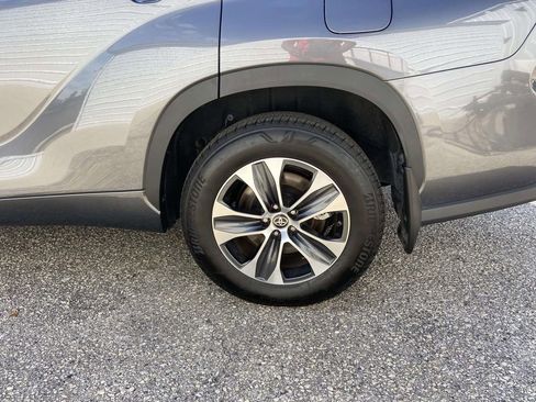 Used 2025 Toyota Highlander XLE AWD/4WD image 9