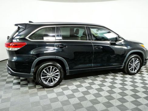 Used 2018 Toyota Highlander XLE FWD image 2
