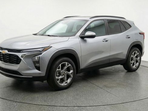 Used 2025 Chevrolet Trax LT image 3