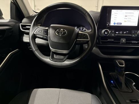 Used 2024 Toyota Highlander LE FWD image 11