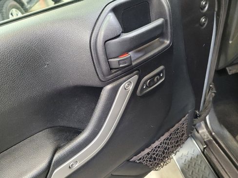 Used 2016 Jeep Wrangler Unlimited Sahara w/ Connectivity Group image 27