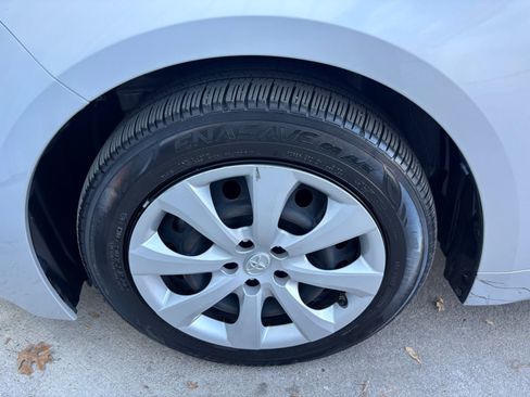 Used 2022 Toyota Corolla LE image 12