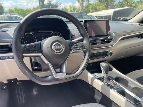 Used 2025 Nissan Altima 2.5 SV FWD image 13