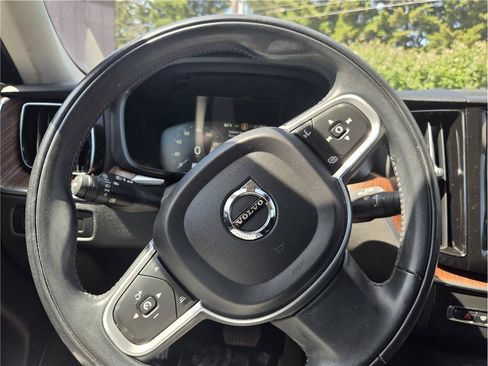 Used 2021 Volvo XC60 T5 Momentum w/ Advanced Package AWD/4WD image 18