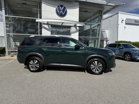 Used 2024 Nissan Pathfinder SL AWD/4WD image 2