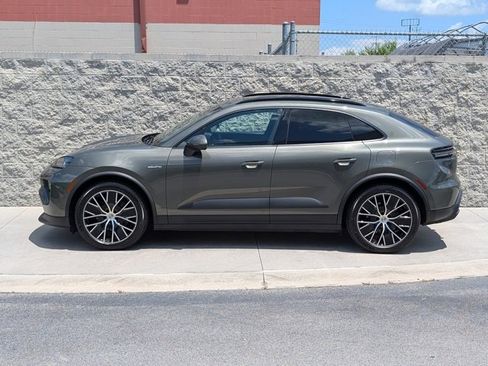 Certified 2025 Porsche Macan Electric image 2