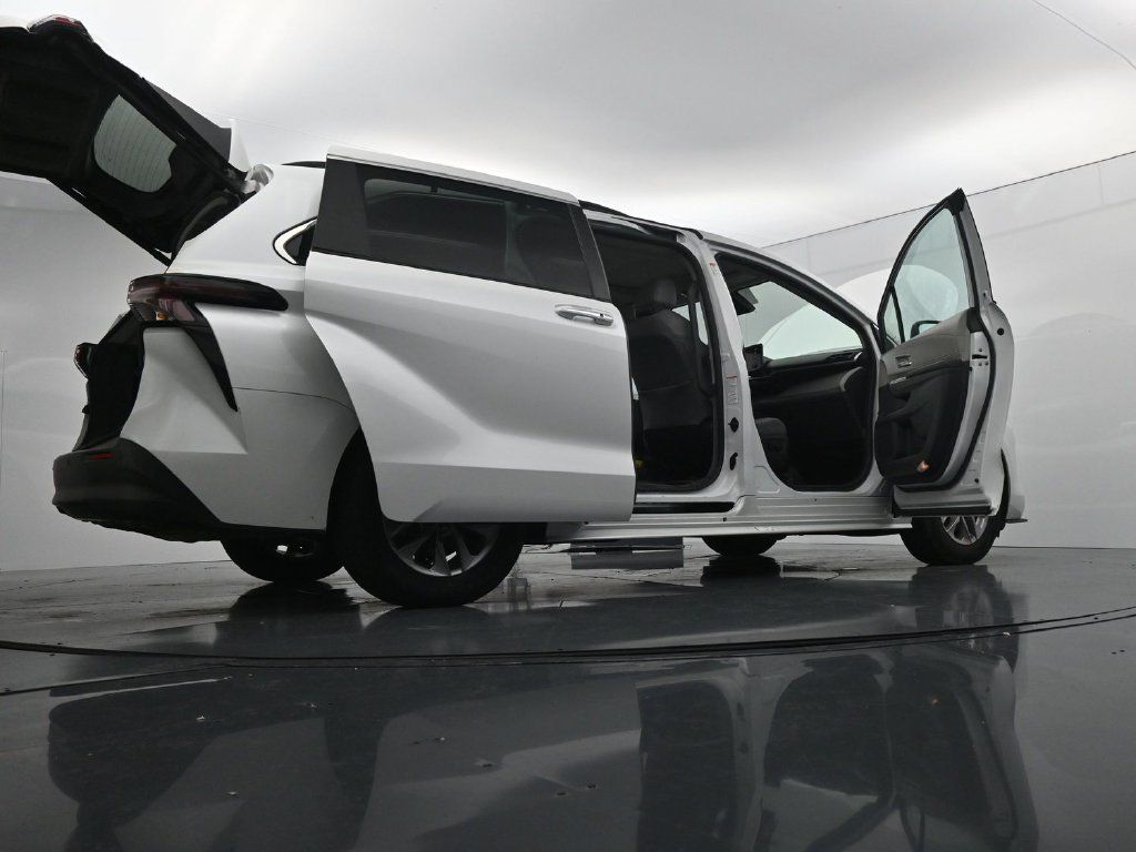 Used 2024 Toyota Sienna XLE FWD image 29