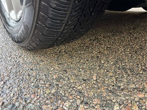 Used 2024 Chrysler Pacifica Touring-L image 10