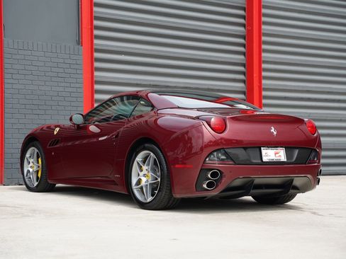 Used 2010 Ferrari California RWD image 22