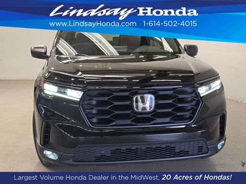 Used 2025 Honda Pilot Sport image 3