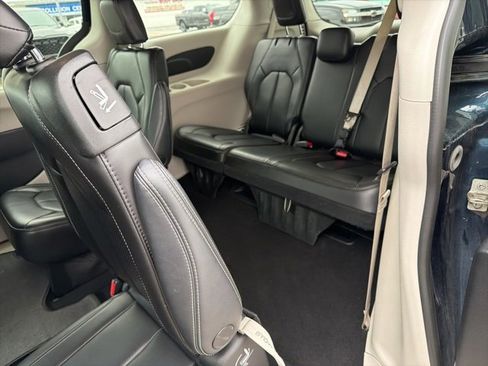 Used 2023 Chrysler Pacifica Touring-L image 28