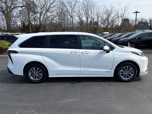 Used 2021 Toyota Sienna LE image 6
