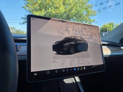 Used 2024 Tesla Model Y Long Range AWD/4WD image 16