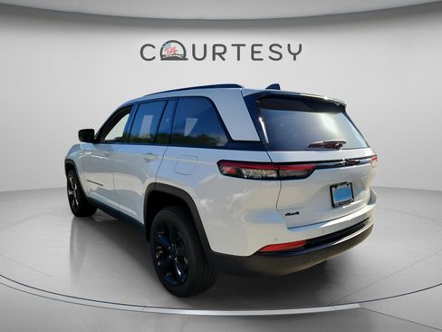 Certified 2025 Jeep Grand Cherokee Altitude AWD/4WD image 2
