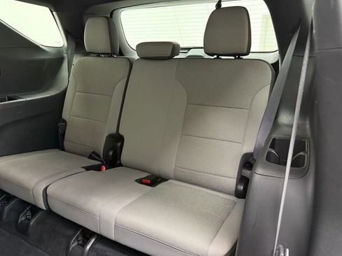 Used 2025 Chevrolet Traverse LT FWD image 34