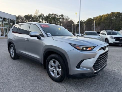 Used 2025 Toyota Grand Highlander image 4