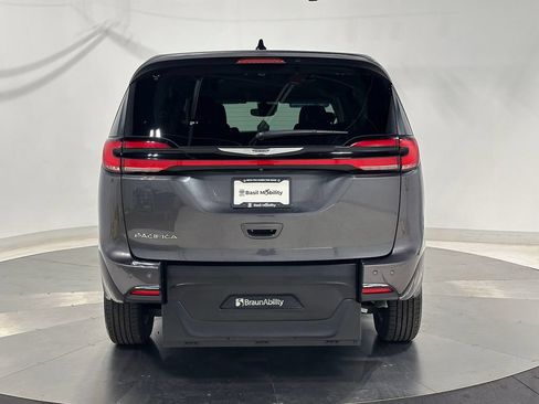Used 2023 Chrysler Pacifica Touring-L FWD image 7