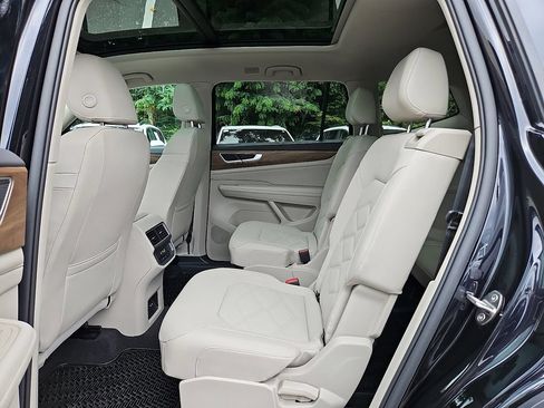 Certified 2024 Volkswagen Atlas SE w/ Panoramic Sunroof Package AWD/4WD image 12