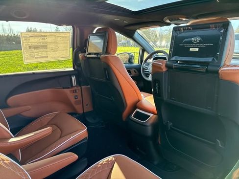 New 2026 Chrysler Pacifica Pinnacle image 25
