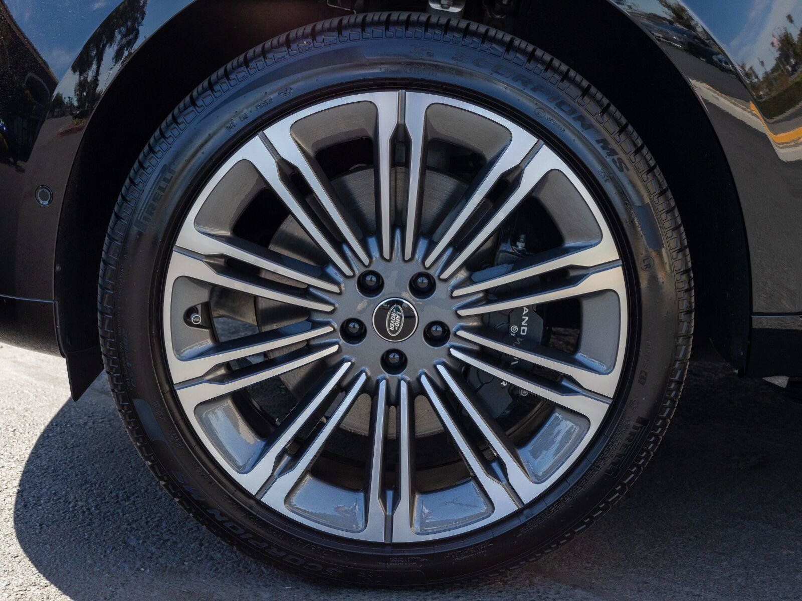 Used 2025 Land Rover Range Rover Autobiography AWD/4WD image 4