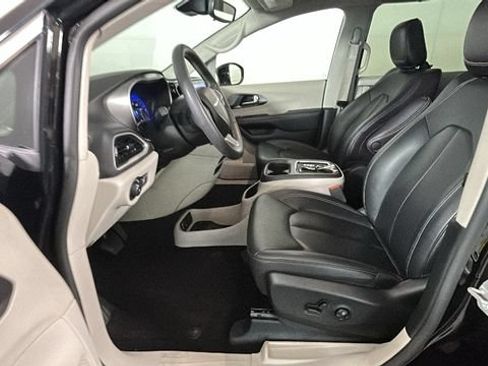 Used 2024 Chrysler Pacifica Touring-L FWD image 11