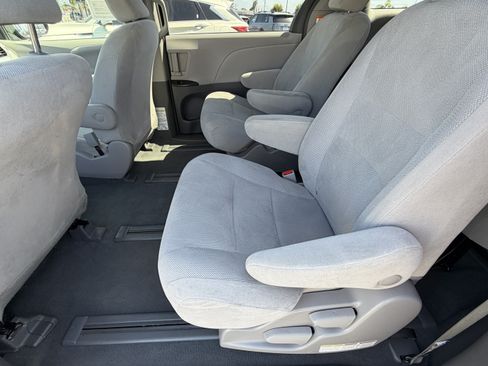 Used 2019 Toyota Sienna L FWD image 25