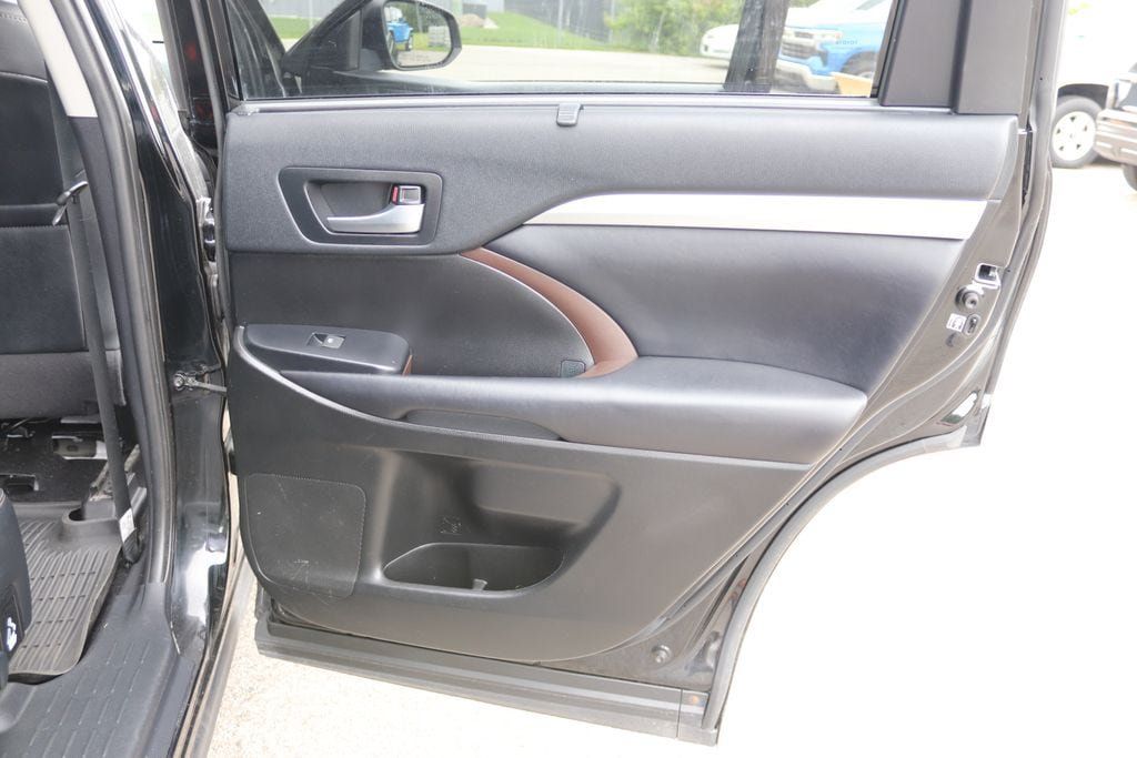Used 2019 Toyota Highlander XLE AWD/4WD image 11