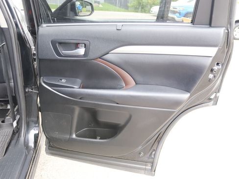 Used 2019 Toyota Highlander XLE AWD/4WD image 11