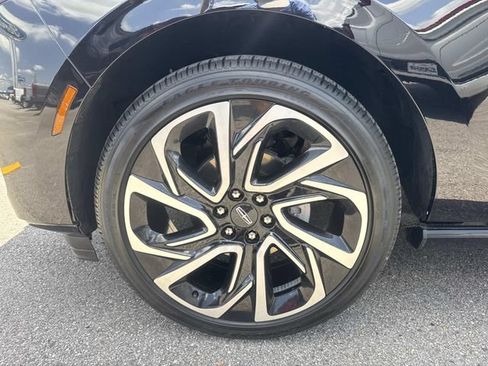 Certified 2026 Lincoln Navigator Reserve AWD/4WD image 9