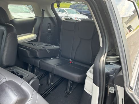 Used 2024 Kia Carnival LX FWD image 30