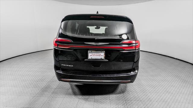 Used 2024 Chrysler Pacifica Touring-L FWD image 7