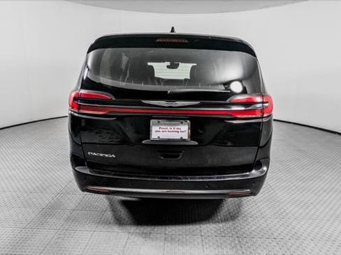 Used 2024 Chrysler Pacifica Touring-L FWD image 7