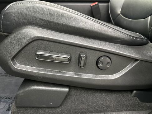 Certified 2025 Honda Pilot Touring image 10